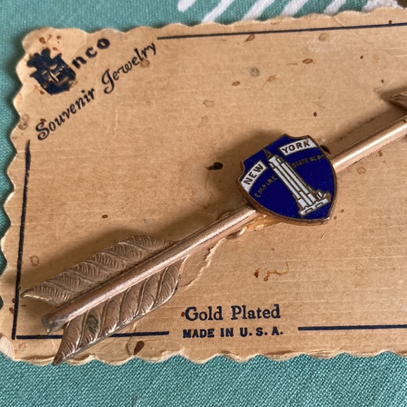 Deadstock vintage NY Empire State Building enamel gold plate souvenir arrow pin - Picture 9 of 10
